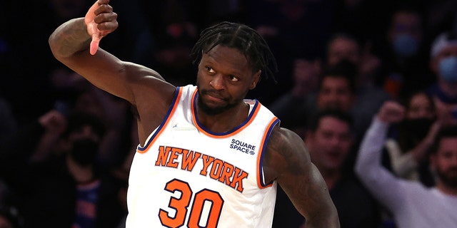 Julius Randle of the New York Knicks celebrates a basket against the Boston Celtics during a game at Madison Square Garden Jan. 6, 2022, in die stad New York.