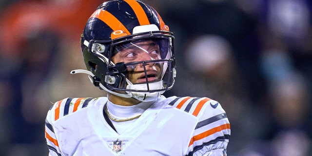 Chicago Bears quarterback Justin Fields looks on during a game against the Minnesota Vikings on Dec. 20, 2021, シカゴのソルジャーフィールドで, イリノイ.