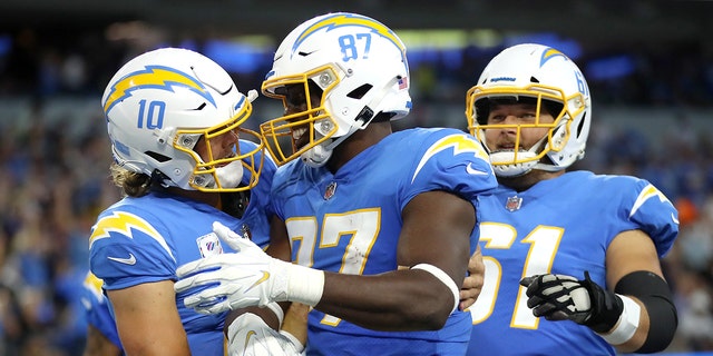 Jared Cook #87 of the Los Angeles Chargers celebrates his touchdown with teammates Justin Herbert #10 and Scott Quessenberry #61 during the second quarter against the Las Vegas Raiders at SoFi Stadium on October 04, 2021 in Inglewood, Kalifornië.