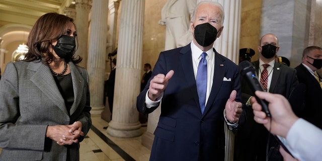 President Biden and Vice President Kamala Harris speak to reporters as the prepare to depart the U.S. Capitol after marking one year since the Jan. 6 riot at the Capitol by supporters loyal to then-President Donald Trump, 木曜日, 1月. 6, 2022, ワシントンで.