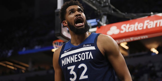 Minnesota Timberwolves center Karl-Anthony Towns (32) reacts after scoring a basket during the first half of an NBA basketball game against the Golden State Warriors, Sunday Jan. 16, 2022, 미니애폴리스에서. 