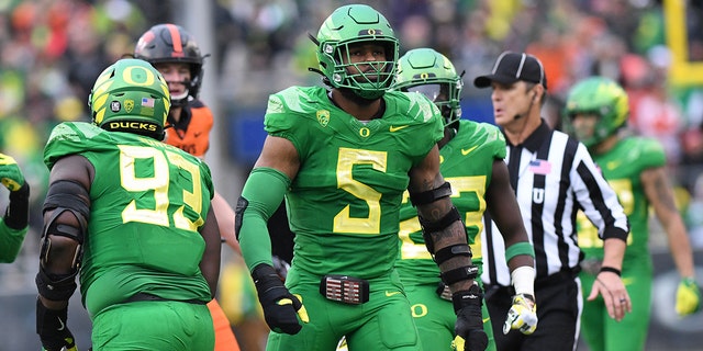 Oregon Ducks DE Kayvon Thibodeaux (5) reacts after making a tackle during a PAC-12 conference football game between the Oregon State Beavers and Oregon Ducks on November 27, 2021 at Autzen Stadium in Eugene, Oregon.