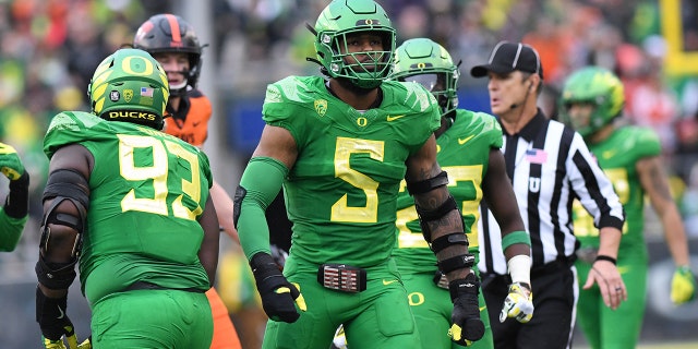 Oregon Ducks DE Kayvon Thibodeaux (5) reacts after making a tackle during a PAC-12 conference football game between the Oregon State Beavers and Oregon Ducks on November 27, 2021 at Autzen Stadium in Eugene, Oregon.