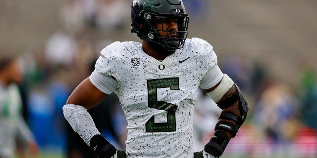 Oregon Ducks defensive end Kayvon Thibodeaux (5) before a college football game between the Oregon Ducks and the UCLA Bruins on October 23, 2021, at the Rose Bowl in Pasadena, CA.