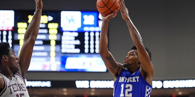Kentucky forward Keion Brooks Jr. (12) shoots over Texas A&安培;M forward Henry Coleman III (15) during the first half of an NCAA college basketball game Wednesday, 一月. 19, 2022, 在大学城, 德州.