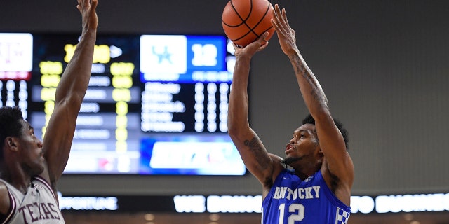 Kentucky forward Keion Brooks Jr. (12) shoots over Texas A&安培;M forward Henry Coleman III (15) during the first half of an NCAA college basketball game Wednesday, 一月. 19, 2022, 在大学城, 德州.