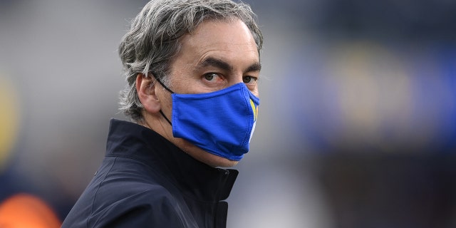 Los Angeles Rams Chief Operating Officer Kevin Demoff looks from the field on before the game against the Seattle Seahawks at SoFi Stadium on December 19, 2021 in Inglewood, Kalifornië.