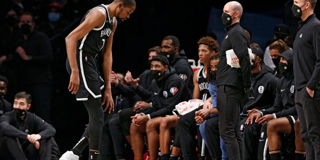 Brooklyn Nets forward Kevin Durant (7) leaves the game after injuring his knee during the first half of an NBA basketball game against the New Orleans Pelicans, Sabato, Jan. 15, 2022 in New York.