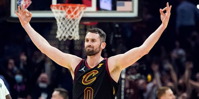 Cleveland Cavaliers' Kevin Love (0) reacts after hitting a 3-point shot in the first half of an NBA basketball game against the Milwaukee Bucks, mercoledì, Jan. 26, 2022, a Cleveland.