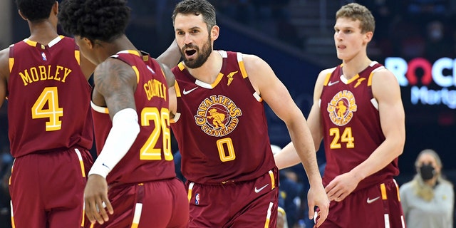 Cleveland Cavaliers' Kevin Love (0) celebrates with Brandon Goodwin (26) in the first half of an NBA basketball game against the Indiana Pacers, Domenica, Jan. 2, 2022, a Cleveland.