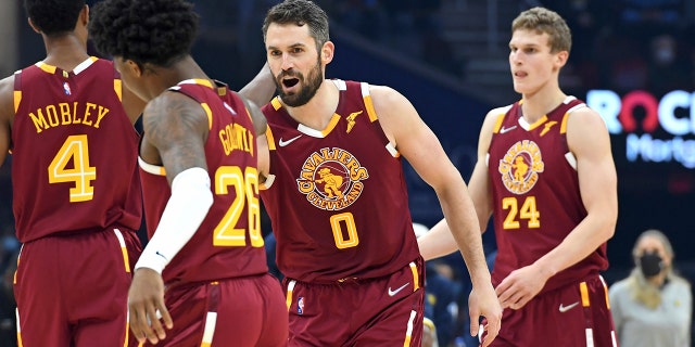 Cleveland Cavaliers' Kevin Love (0) celebrates with Brandon Goodwin (26) in the first half of an NBA basketball game against the Indiana Pacers, domingo, ene. 2, 2022, en cleveland.