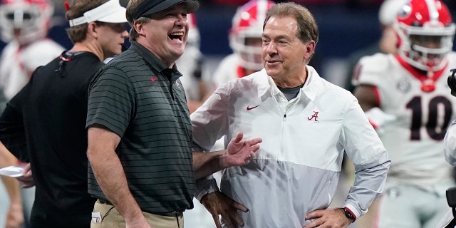 EXPEDIENTE - Georgia head coach Kirby Smart speaks with Alabama head coach Nick Saban before the first half of the Southeastern Conference championship NCAA college football game, sábado, dic. 4, 2021, en Atlanta. Georgia plays Alabama in the College Football Playoff national championship game on Jan. 10, 2022.
