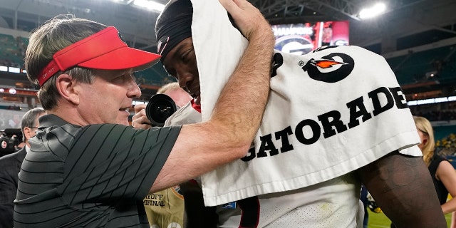Georgia head coach Kirby Smart greets wide receiver Jermaine Burton after their win against Michigan in the Orange Bowl NCAA College Football Playoff semifinal game, Vrydag, Des. 31, 2021, in Miami Gardens, Florida. Georgia won 34-11.
