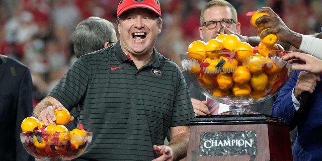 Georgia head coach Kirby Smart celebrates after winning the Orange Bowl NCAA College Football Playoff semifinal game against Michigan, Vrydag, Des. 31, 2021, in Miami Gardens, Florida. Georgia won 34-11.