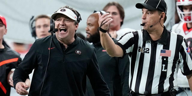 El entrenador en jefe de Georgia, Kirby Smart, jugará en la segunda mitad del partido de fútbol del campeonato de fútbol americano universitario contra Alabama el lunes 2 de enero.  El 10 de octubre de 2022 caminó en Indianápolis.