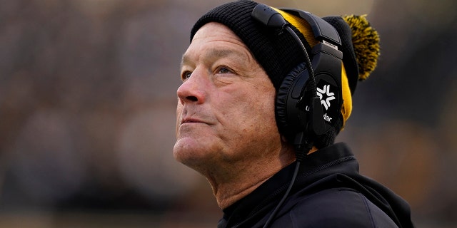 LÊER - Iowa head coach Kirk Ferentz watches from the sideline during the first half of an NCAA college football game against Minnesota, Saterdag, Nov.. 13, 2021, in Iowa City, Iowa.
