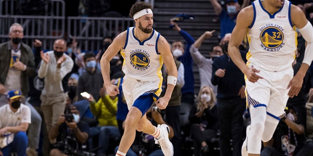 Golden State Warriors guard Klay Thompson (11) runs downcourt after scoring against the Cleveland Cavaliers during the first half of an NBA basketball game in San Francisco, domingo, ene. 9, 2022. 