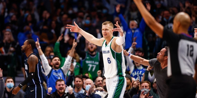 Dallas Mavericks forward Kristaps Porzingis (6) celebrates a three-point basket at the buzzer at the end of the first quarter of an NBA basketball game against the Orlando Magic, 土曜日, 1月. 15, 2022, ダラスで.