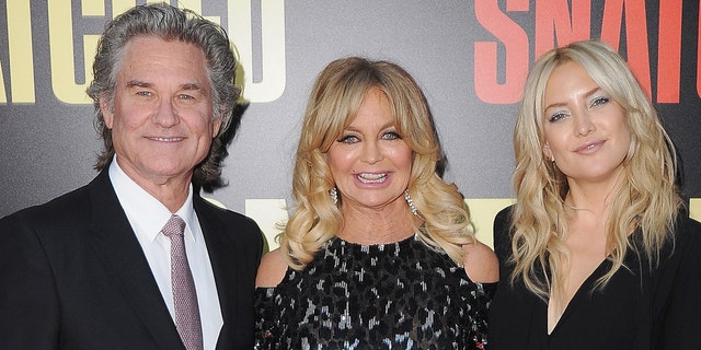 Kate Hudson (正しい) said that it was the goal of her mother Goldie Hawn and her partner Kurt Russell to have "the best family."