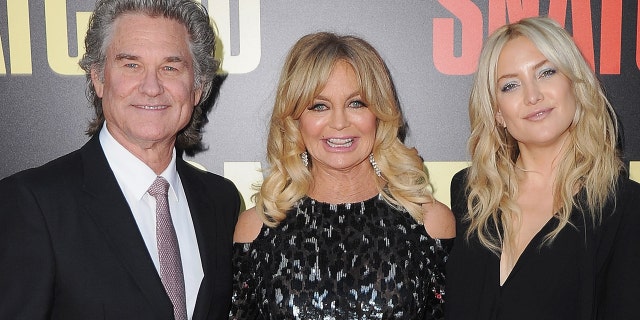 Kate Hudson (正しい) said that it was the goal of her mother Goldie Hawn and her partner Kurt Russell to have "the best family."