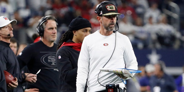 San Francisco 49ers head coach Kyle Shanahan watches during the second half of his team's NFL wild-card playoff football game against the Dallas Cowboys in Arlington, 德州, 星期日, 一月. 16, 2022.