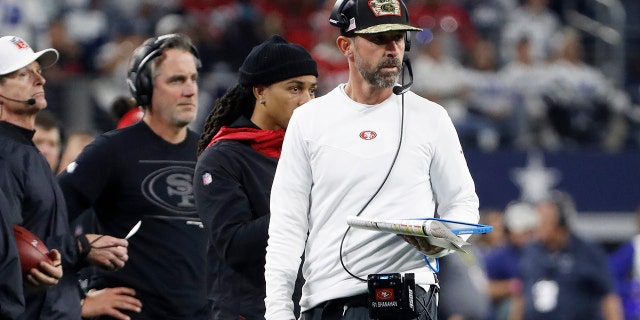 San Francisco 49ers head coach Kyle Shanahan watches during the second half of his team's NFL wild-card playoff football game against the Dallas Cowboys in Arlington, Texas, Domenica, Jan. 16, 2022.