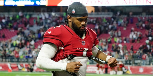 Cardinals quarterback Kyler Murray jogs off the field after their loss to the Seattle Seahawks, 38-30, 1 월. 9, 2022, in Glendale, 애리조나.