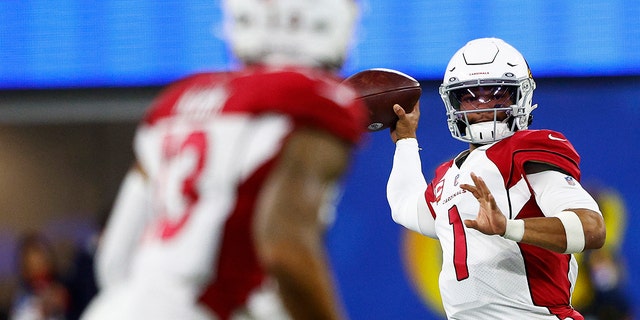 Kyler Murray #1 of the Arizona Cardinals throws a pass against the Los Angeles Rams during the third quarter in the NFC Wild Card Playoff game at SoFi Stadium on January 17, 2022 （英格尔伍德）, 加利福尼亚州.