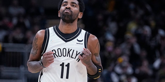 Brooklyn Nets' Kyrie Irving reacts after hitting a shot during the second half of the team's NBA basketball game against the Indiana Pacers, 수요일, 1 월. 5, 2022, 인디애나 폴리스.