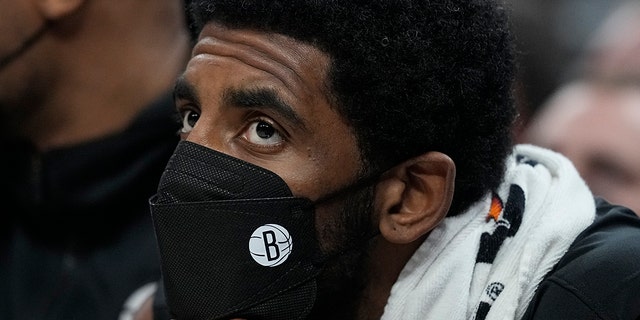 Brooklyn Nets' Kyrie Irving watches from the bench during the first half of the team's NBA basketball game against the Indiana Pacers, 수요일, 1 월. 5, 2022, 인디애나 폴리스.