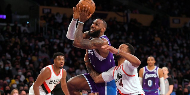 LA 레이커스 포워드 르브론 제임스 (6) gets past Portland Trail Blazers forward Norman Powell (24) during the first half of an NBA basketball game Friday Dec. 31, 2021, 로스 앤젤레스.
