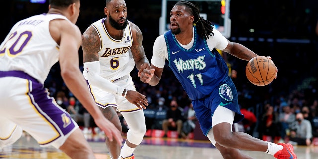Minnesota Timberwolves center Naz Reid (11) drives against Los Angeles Lakers forward LeBron James (6) and guard Avery Bradley (20) 로스앤젤레스에서 열린 NBA 농구 경기의 후반부 동안, 일요일, 1 월. 2, 2022. The Lakers won 108-103.