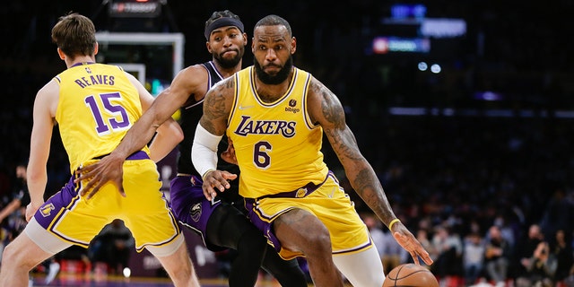 El delantero de los Lakers de Los Ángeles LeBron James (6) drives on the Sacramento Kings on Tuesday, ene. 4, 2022 En los angeles, California.