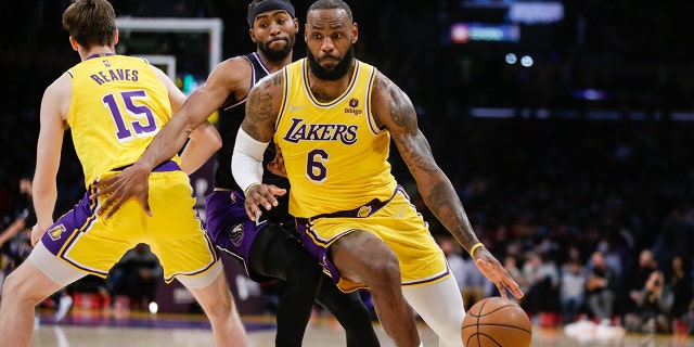 El delantero de los Lakers de Los Ángeles LeBron James (6) drives on the Sacramento Kings on Tuesday, ene. 4, 2022 En los angeles, California.