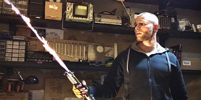 YouTuber Alex Burkan, ロシアから, was recently recognized by Guinness World Records as the creator of the world’s first retractable lightsaber.