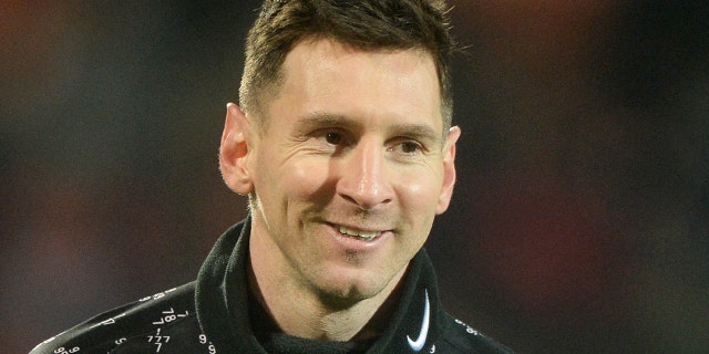 Paris Saint-Germain's Argentinian forward Lionel Messi reacts prior the French L1 football match between FC Lorient and Paris Saint-Germain at the Yves Allainmat-Le Moustoir Stadium in Lorient, Wes-Frankryk, op Desember 22, 2021.