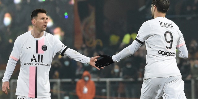 El delantero del Paris Saint-Germain Mauro Icardi (derecha) celebra con el delantero argentino del Paris Saint-Germain Lionel Messi después de anotar el primer gol de su equipo durante el partido de fútbol francés L1 entre el FC Lorient y el Paris Saint-Germain en el Stade Yves Allainmat-Le Moustoir de Lorient , oeste de Francia., el 22 de diciembre de 2021.