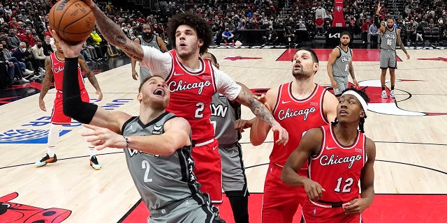 Chicago Bulls' Lonzo Ball (2) blocks the shot of Brooklyn Nets' Blake Griffin (2) during the second half of an NBA basketball game Wednesday, 一月. 12, 2022, 在芝加哥. The Nets won 138-112.