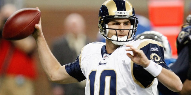 Marc Bulger de los St. Louis Rams pasa contra los Lions el 1 de noviembre de 2009 en el Ford Field de Detroit.