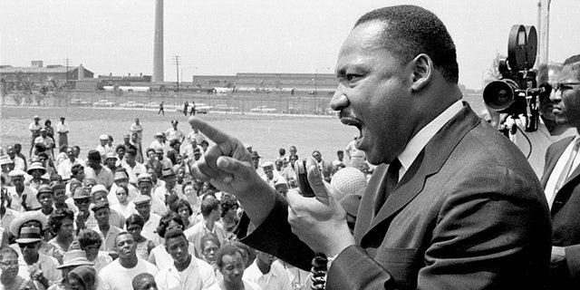 Le leader américain des droits civiques, le Dr Martin Luther King Jr. (1929 - 1968), prend la parole lors d'un rassemblement organisé aux Robert Taylor Houses à Chicago, Illinois, dans les années 1960. 