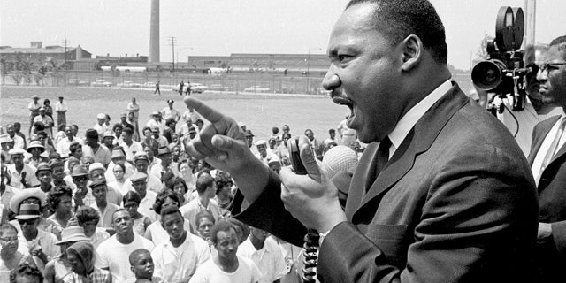 Le leader américain des droits civiques, le Dr Martin Luther King Jr. (1929 - 1968), prend la parole lors d'un rassemblement organisé aux Robert Taylor Houses à Chicago, Illinois, dans les années 1960. 