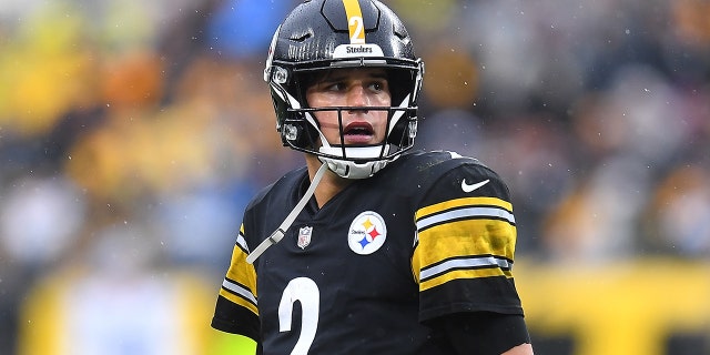 Mason Rudolph looks as the Steelers take on the Detroit Lions at Heinz Field on Nov. 14, 2021, in Pittsburgh, 宾夕法尼亚州.