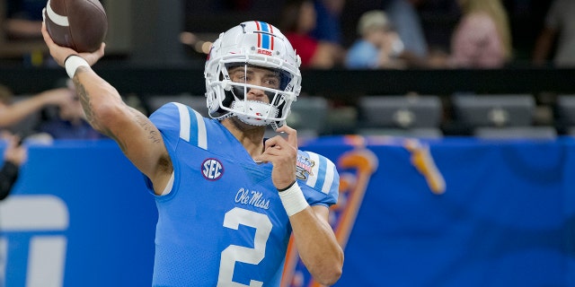 O quarterback do Mississippi Matt Corel se aquece no jogo do time Sugar Bowl contra Baylor em Nova Orleans no sábado, 1º de janeiro de 2022.