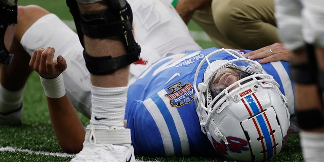 Matt Coral reacciona después de lesionarse durante el Sugar Bowl el 1 de enero de 2022 en Nueva Orleans.