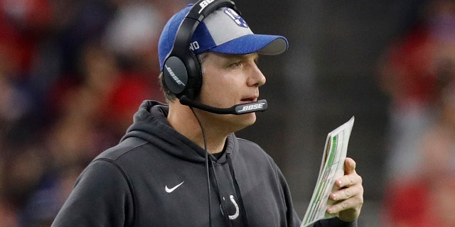 Defensive coordinator Matt Eberflus of the Indianapolis Colts calls a play on the sideline in the second half against the Houston Texans during the Wild Card Round at NRG Stadium on Jan. 5, 2019 ヒューストンで, テキサス.