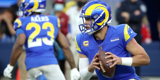Matthew Stafford van de Los Angeles Rams lijkt tijdens het derde kwartaal te passen tegen de San Francisco 49ers in het SoFi Stadium op 9 januari 2022 in Inglewood, Californië.
