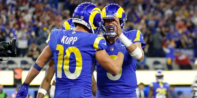 매튜 스태포드 #9 and Cooper Kupp #10 of the Los Angeles Rams celebrate after an 11 yard touchdown in the fourth quarter against the San Francisco 49ers in the NFC Championship Game at SoFi Stadium on January 30, 2022 잉글 우드, 캘리포니아.