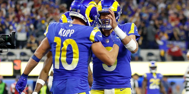 매튜 스태포드 #9 and Cooper Kupp #10 of the Los Angeles Rams celebrate after an 11 yard touchdown in the fourth quarter against the San Francisco 49ers in the NFC Championship Game at SoFi Stadium on January 30, 2022 잉글 우드, 캘리포니아.