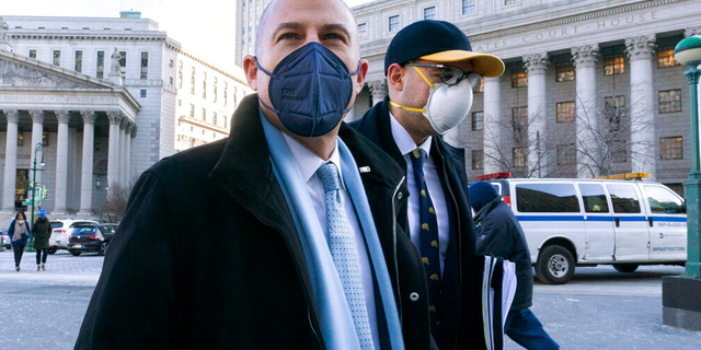 Michael Avenatti, 剩下, leaves Federal court in Manhattan, 星期五, 一月. 21, 2022.
