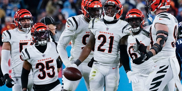 Cincinnati Bengals cornerback Mike Hilton (21) celebrates and interception he made against Tennessee Titans quarterback Ryan Tannehill (17) during the second half of an NFL divisional round playoff football game, Saterdag, Jan.. 22, 2022, in Nashville, Tenn.